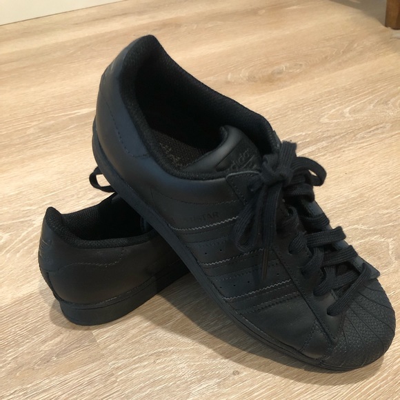 Adidas Superstar - youth size 7/women’s 8.5 - Picture 1 of 3